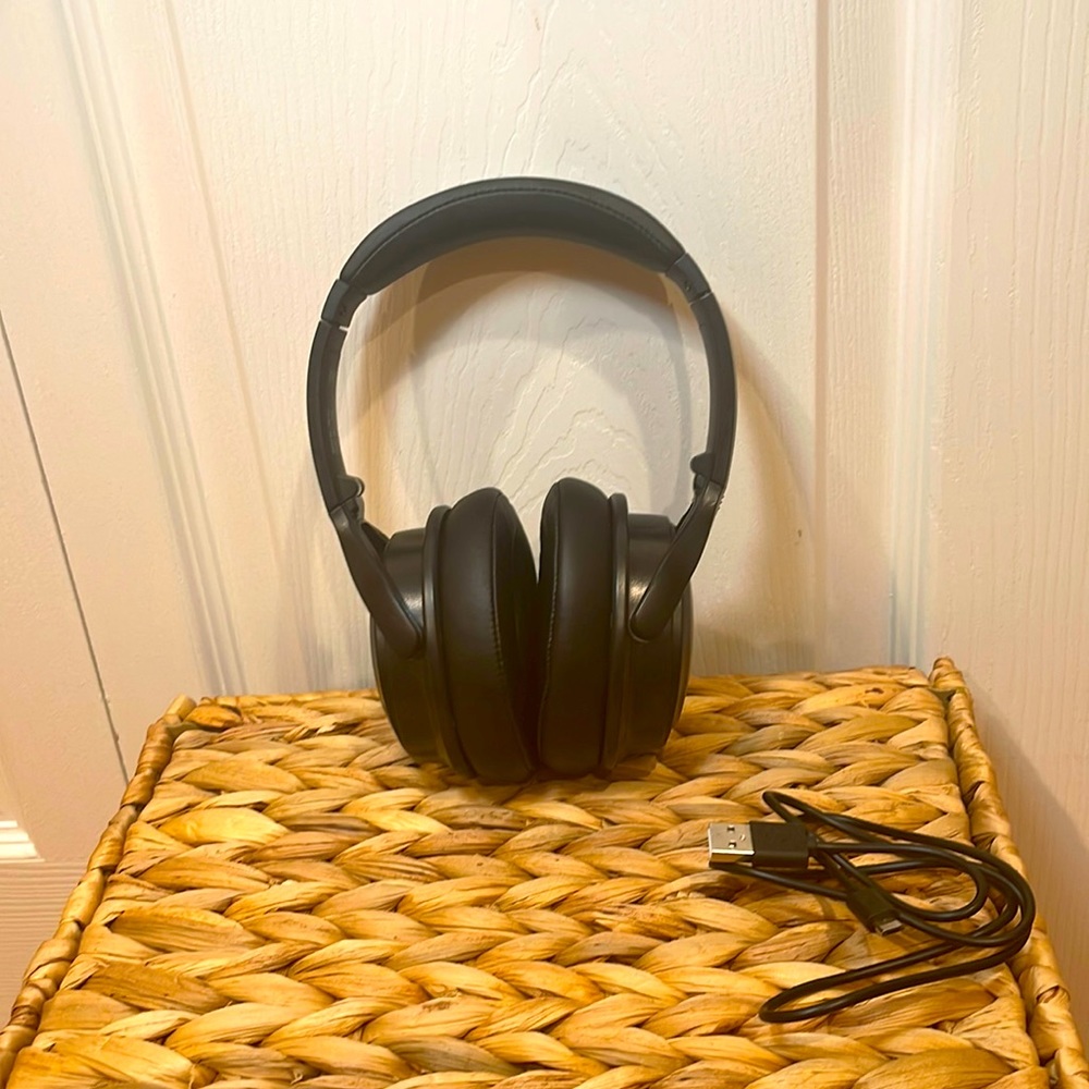 POLAROID Noise Canceling Headphones (Charger included).